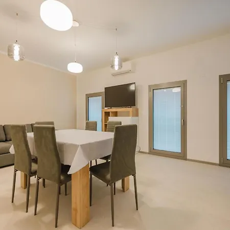Apartamento - Elegante Con Parcheggio Privato Pt *
