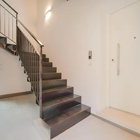 Apartamento - Elegante Con Parcheggio Privato Pt
